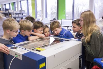Abb. 2: Demonstration des Laserschnittgeräts für Grundschulkinder